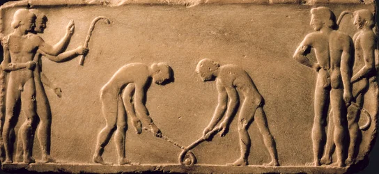 Junge Männer spielen mit Stöcken und einem Ball, von einer Statuenbasis gefunden im Dipylon-Friedhof, Athen, ca. 510 v. Chr.